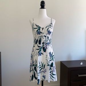 WHITE FLORAL DYNAMITE DRESS